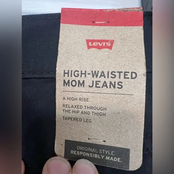 Levi’s high waisted mom jean - Picture 3 of 5